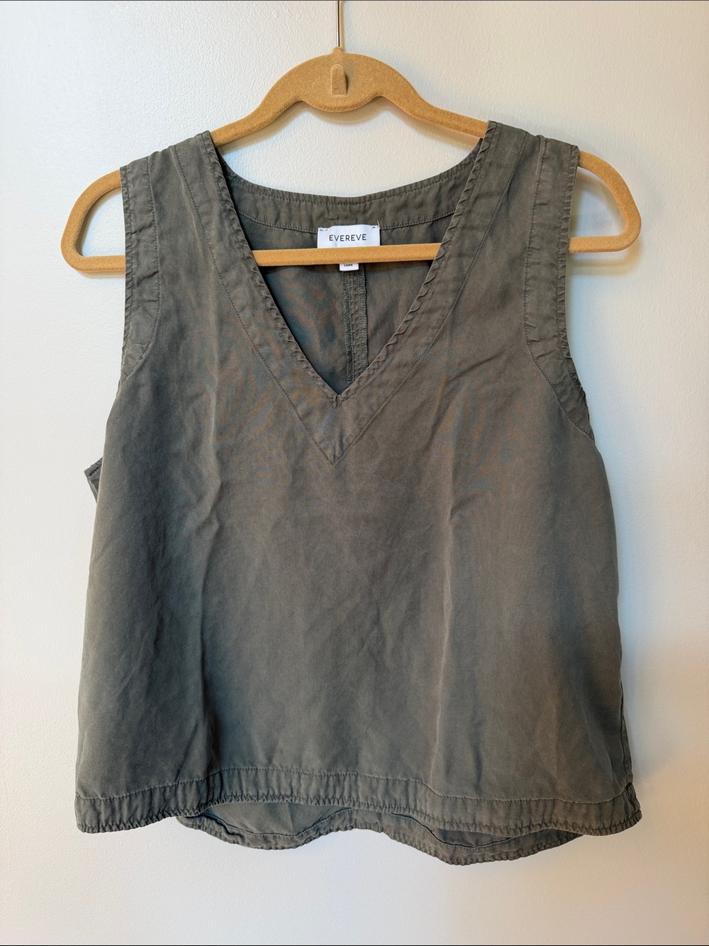 Evereve Olive V-Neck Sleeveless Tank Top